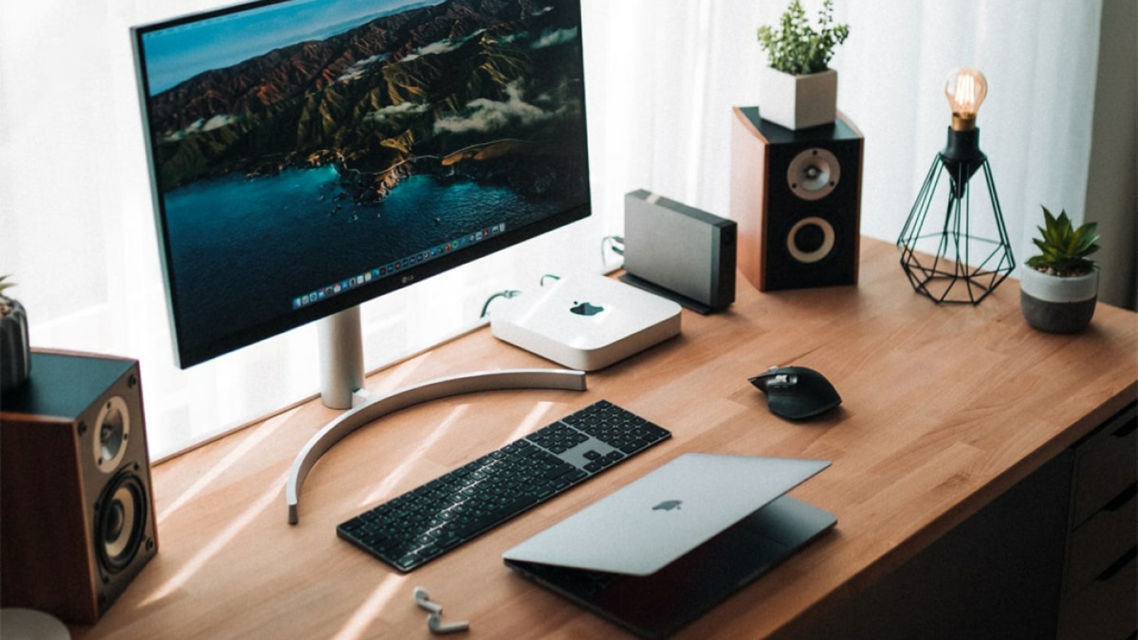 3-minimalist-desk-setups-entry-header-opt