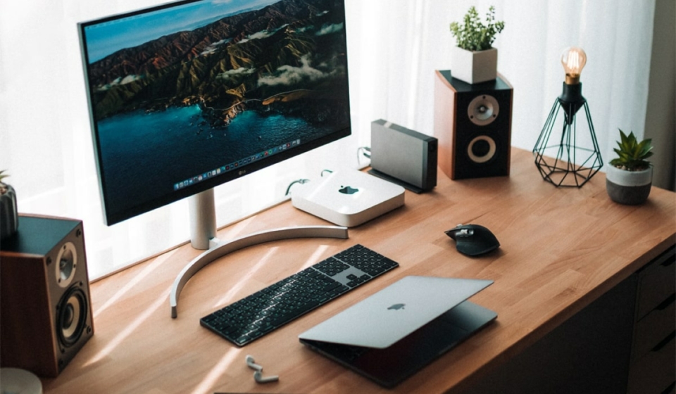 3-minimalist-desk-setups-entry-header-opt